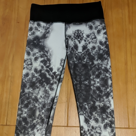 🦄 Lululemon Black Roses Wunder Under Pants WUP White Floral - Picture 3 of 6